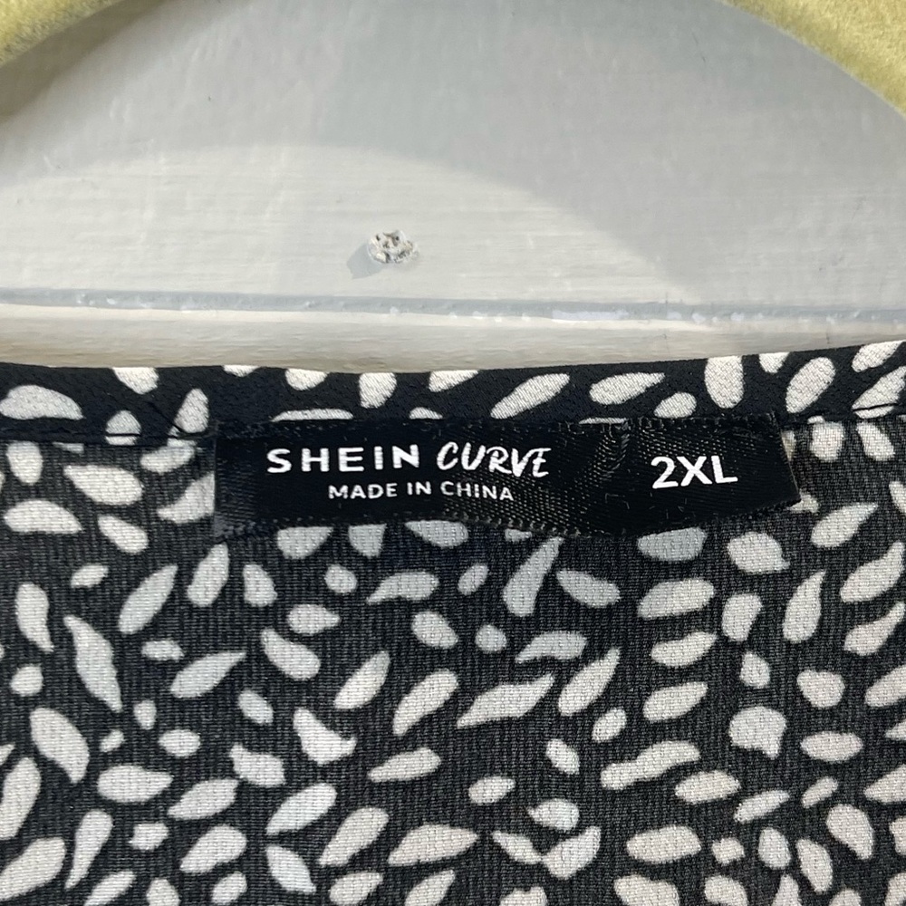 SHEIN Curve | Short Sleeve Black & White Blouse Size 2X - Picture 5 of 8
